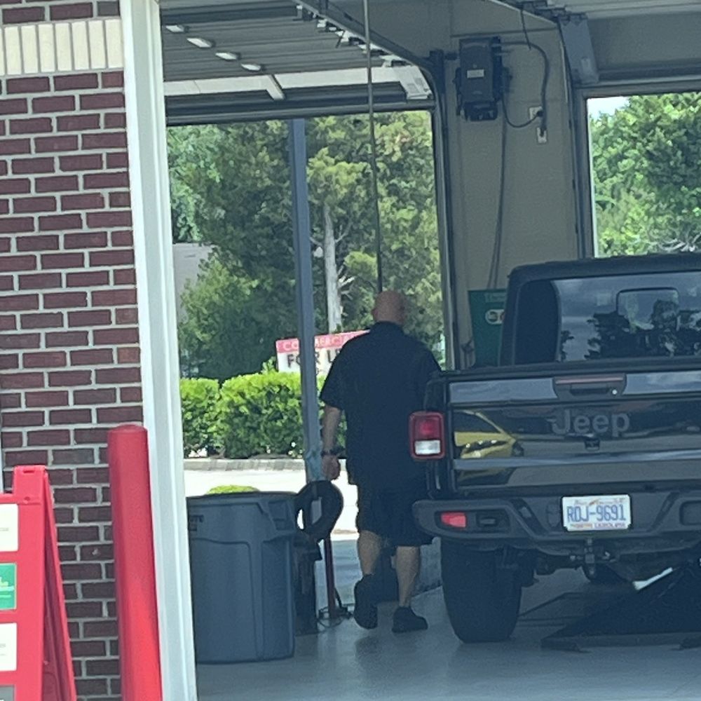 Castrol Premium Lube Express - Guy with the attitude, bad customer service - Oil Change Stations Near Me - Jacksonville, North Carolina