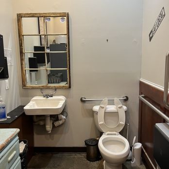 Al's Burger Shack - Clean , spacious restroom - Burgers Near Me - Chapel Hill, North Carolina