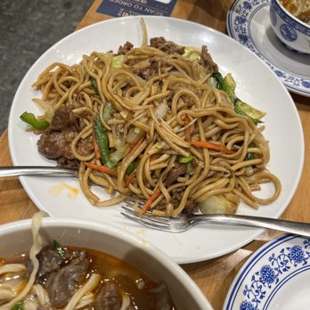 Omni Palace - Yonge Sheppard Centre - Stir-fried noodles with lamb - Noodles Near Me - Toronto, Ontario Omni Palace - Yonge Sheppard Centre - Stir-fried noodles with lamb - Noodles Near Me - Toronto, Ontario