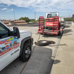 Medellin Truck Tire Service - Changing a blown trailer tire on a road call
