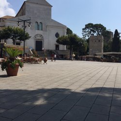 Il Panino di Buonocore Fausto - Il duomo con il bar sulla destra