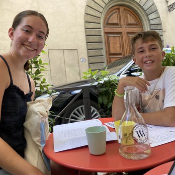 Le Vespe Cafe - Chilling on the patio - Breakfast & Brunch Near Me - Florence, FI