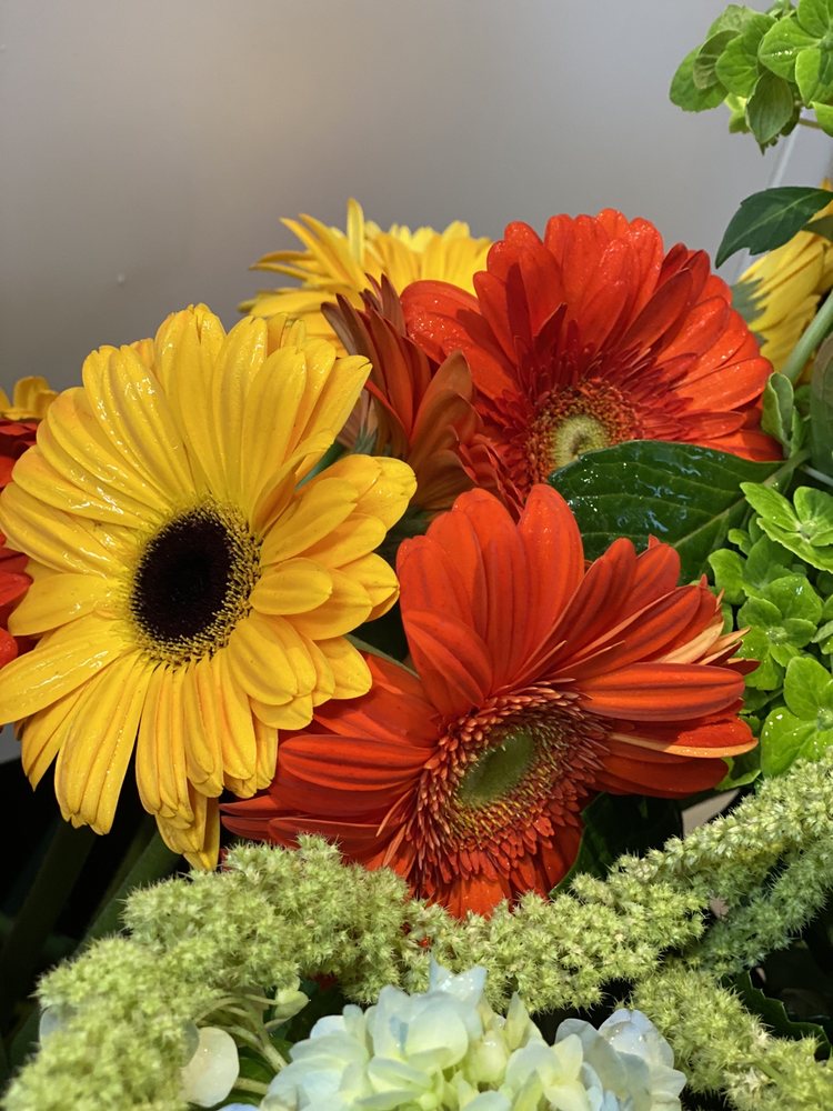 THE WATERS EDGE FLOWERS Updated September 2024 43 Photos & 37