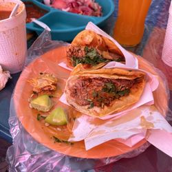 Tacos Río birria de res - Tacos de birria con un consomé
