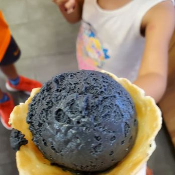 Roy de France - Black vanilla - Candy Stores Near Me - Miami, Florida