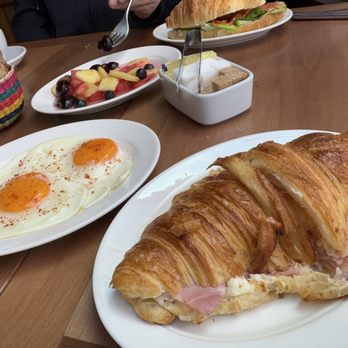 Aligot - Huevos con merkin  Croissant con jamón y queso  Plato de fruta - Bars Near Me - Santiago, RM