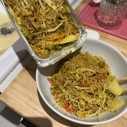 Raheny Chinese Take Away - Wow...that's a lot of Singapore Noodles! I'm a Fan! Definitely get your money worth.