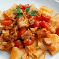 Pizzeria Trattoria Regenbogen - Nudeln mit Thunfischstücken und Tomate