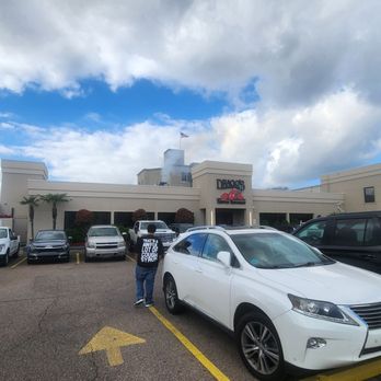 Drago's Seafood Restaurant - Parking lot - Seafood Near Me - Metairie, Louisiana