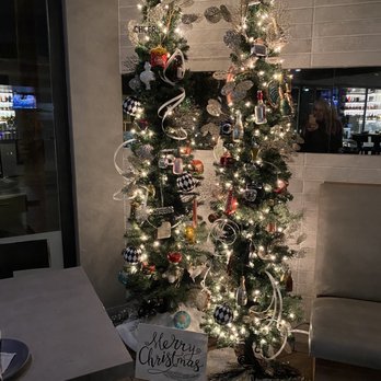 Oak - christmas decor - New American Near Me - Laguna Beach, California Oak - christmas decor - New American Near Me - Laguna Beach, California