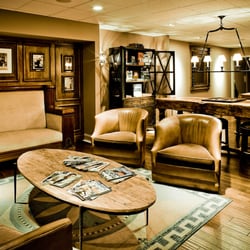 Gambuzza's Barbershop - Lounge area