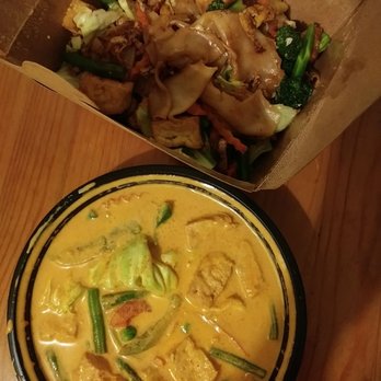 Tha Siam Thai Bistro - Pad see ew and mango curry - Thai Near Me - Berkeley, California