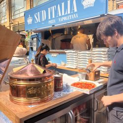 Sud Italia - Pizza on the right is a marinara - no cheese. I imagine it's vegan.- :-)