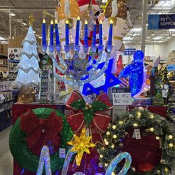 Lowe's Home Improvement - Nöel Menorah