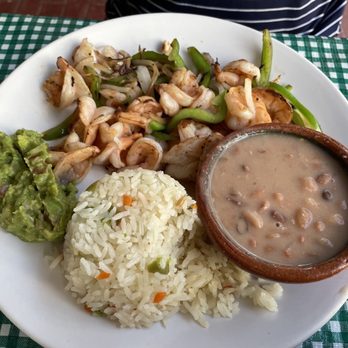 Calypso's - Shrimp fajitas with rice, guacamole and beans. Delicious! - Seafood Near Me - Cancún, ROO Calypso's - Shrimp fajitas with rice, guacamole and beans. Delicious! - Seafood Near Me - Cancún, ROO