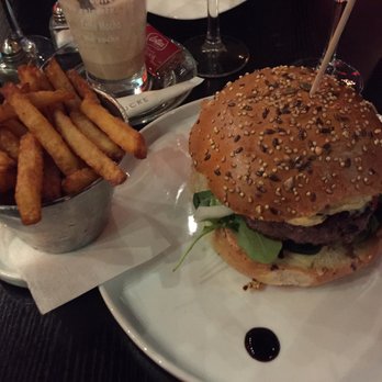 Café Voulez-Vous - un French-Burger avec la sauce béarnaise - Bars Near Me - Paris, 75 Café Voulez-Vous - un French-Burger avec la sauce béarnaise - Bars Near Me - Paris, 75