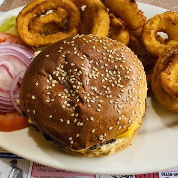 Nevada Diner Restaurant - Classic Cheeseburger w/ onion rings - Diners Near Me - Bloomfield, New Jersey
