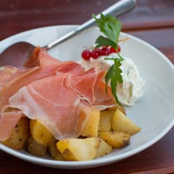 Aga's - Patatas Espanola mit Serrano-Schinken und Kräuterquark (5,90)