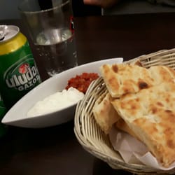Köz Has Urfam - Soßen und Brot gibt's dazu