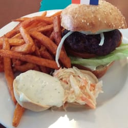 American Diner - Basic Burger mit Süßkartoffelpommes (2 Euro Aufpreis)