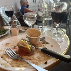 Chez Mademoiselle - Perfect medium-rare filet de bœuf extra, sauce au poivre et purée crémeuse. Yum!