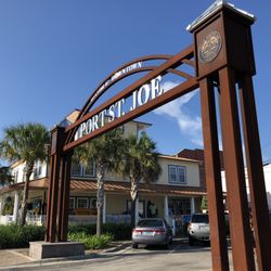Daly's Dock and Dive Center - View from the street