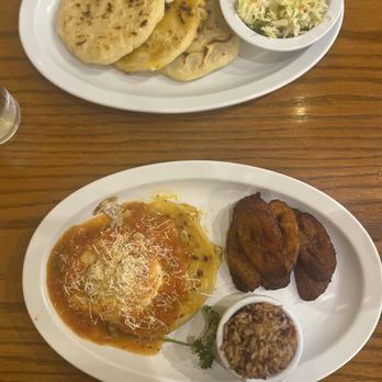 Gloria's Pupuseria - 3 pupusa Pupusa Ranchera - Food Trucks Near Me - Staunton, Virginia Gloria's Pupuseria - 3 pupusa Pupusa Ranchera - Food Trucks Near Me - Staunton, Virginia