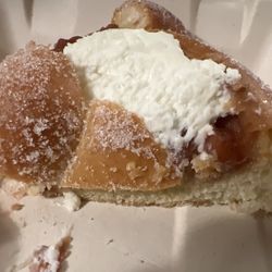 Oui Repostería Fina - Pan de muerto guayaba