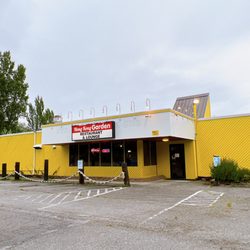 Hong Kong Gardens Restaurant - Huge parking lot