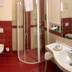 Hotel Kloster Nimbschen - Im Bad gibt es genug Platz, Gäste mit anspruchsvolleren Frisuren sollten ihren eigenen Fön mitbringen.