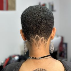 Diamond Cuts Studio - Haircut with design