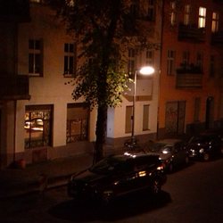 Polizeidirektion 5 Abschnitt 54 - Mitten auf der Straße. Eine Stunde lang . Haben Spielhöllen einen Sonderbonus bei der Polizei?