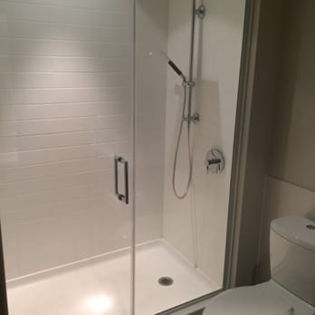 Element Harrison - Newark - Clean and bright bathroom. - Hotels Near Me - Harrison, New Jersey