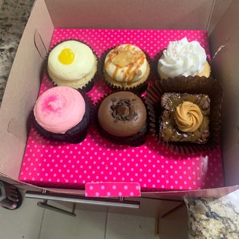 Smallcakes - 5 cupcakes and a brownie - rich tasty chocolate brownie , moist flavorful cupcakes - Cupcakes Near Me - Huntersville, North Carolina Smallcakes - 5 cupcakes and a brownie - rich tasty chocolate brownie , moist flavorful cupcakes - Cupcakes Near Me - Huntersville, North Carolina