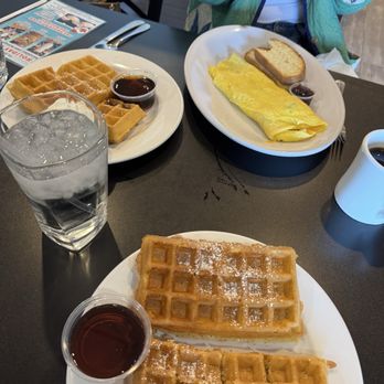 Maple Leaf Diner - American Near Me - Dallas, Texas