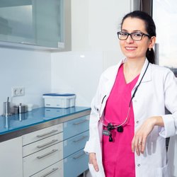 Dr. Batyr C. Kuliev - Zahnärztin Tülay Yildiz Arslanoglu in der Zahnarztpraxis Plärrerdent im Ärztehaus am Plärrer