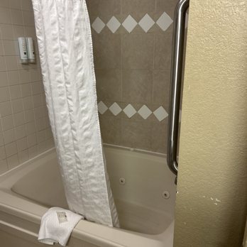 Quality Inn & Suites - Jacuzzi tub - Hotels Near Me - Seville, Ohio Quality Inn & Suites - Jacuzzi tub - Hotels Near Me - Seville, Ohio
