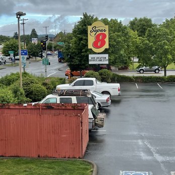 Super 8 by Wyndham Corvallis - Parking lot - Hotels Near Me - Corvallis, Oregon