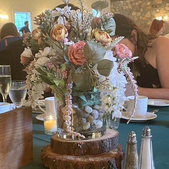Hollyhedge Estate - Centerpiece. - Bed & Breakfast Near Me - New Hope, Pennsylvania