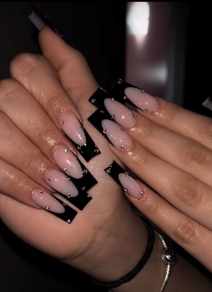 Luxx Nail Bar Logo
