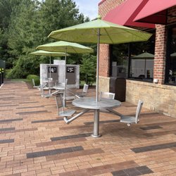 Sheetz - Seating area outside