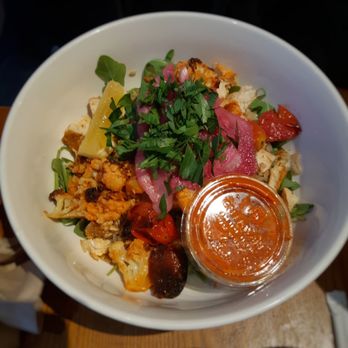 iQ - Piri piri bowl, it's just tossed cauliflower, lettuce, roasted tomatoes, with dry white meat chicken on a pile of rice. - Coffee & Tea Near Me - Toronto, Ontario