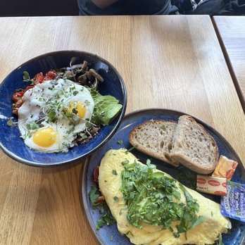 Soul Grind Coffee Roasters - Bali Bowl (Left) and Riptide Omelette (Right) - Coffee & Tea Near Me - Pacifica, California