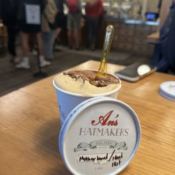 An's Hatmakers - 1 hatbox (pint) - Gelato Near Me - Del Mar, California