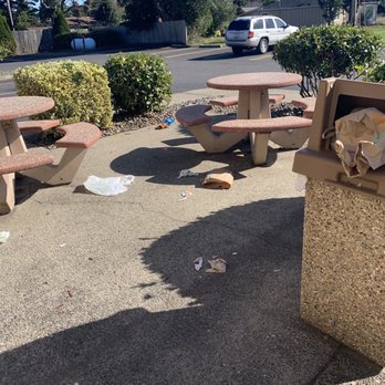 Taco Bell - trash outside birds are eating it and spreading it - Fast Food Near Me - Florence, Oregon Taco Bell - trash outside birds are eating it and spreading it - Fast Food Near Me - Florence, Oregon