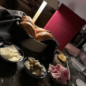 Manifest - Complimentary bread service - Barbers Near Me - Washington, DC, District of Columbia Manifest - Complimentary bread service - Barbers Near Me - Washington, DC, District of Columbia