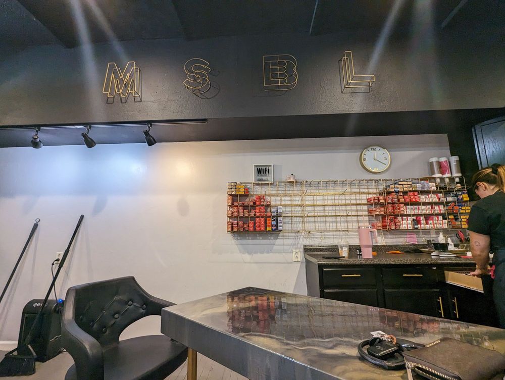 mane st. beauty lounge Logo