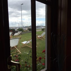 Ostfriesische Teestube am Hafen - Blick aus dem Butzenfenster der reetdachgedeckten Kate!
