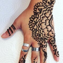 Shahz Nailz & Nail Academy - Henna tattoo.