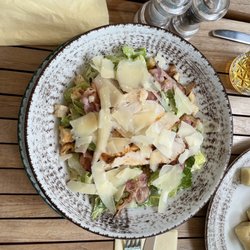 Na Jedli - Caesar salad with grilled chicken and bacon